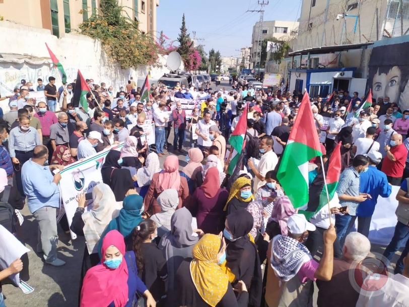 "طفح الكيل" اعتصام جماهيري بغزة يطالب الاونروا بوقف التقليصات