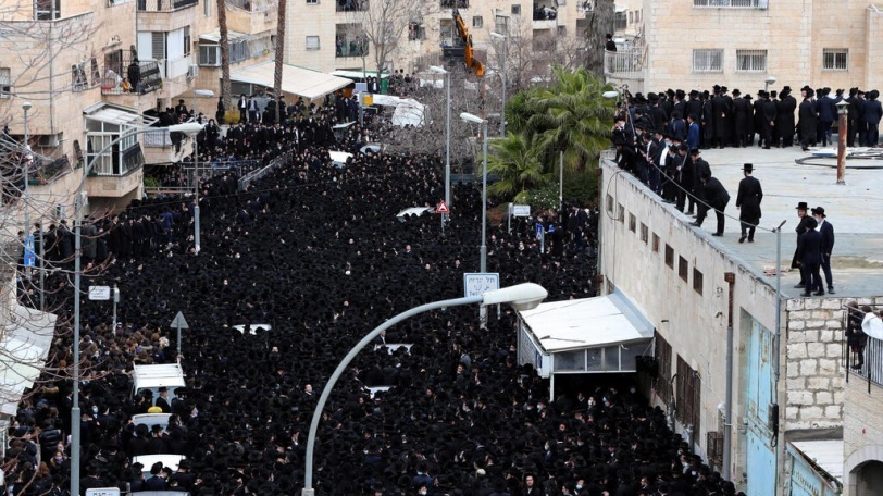 آلاف اليهود المتشددين يتحدون نتنياهو ويشاركون في جنازة بالقدس