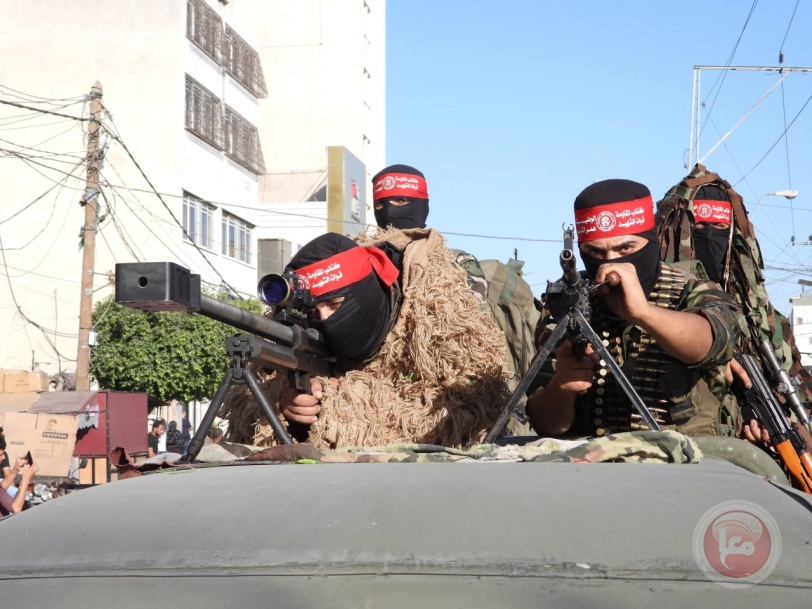 عرض عسكري للجناح المسلح للجبهة الديموقراطية في شوارع غزة