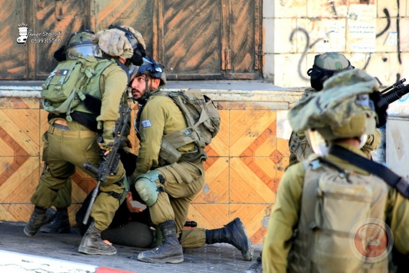 صور- الاحتلال يعتقل طفلا في الخليل