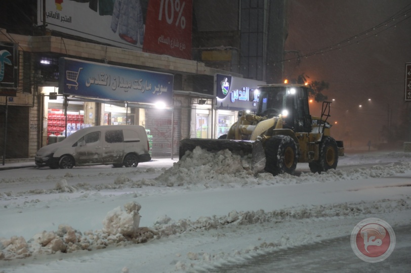 بلدية الخليل تتعامل مع 500 نداء استغاثة وتتجاوز العاصفة الثلجية