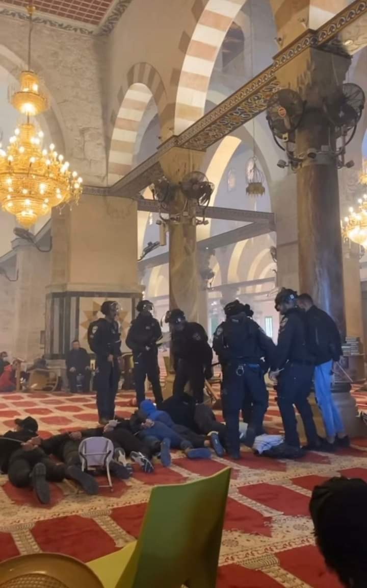 نحو 200 اصابة و450 معتقلا- تفاصيل جديدة حول اقتحام واستباحة المسجد الاقصى والاعتداء على المصلين