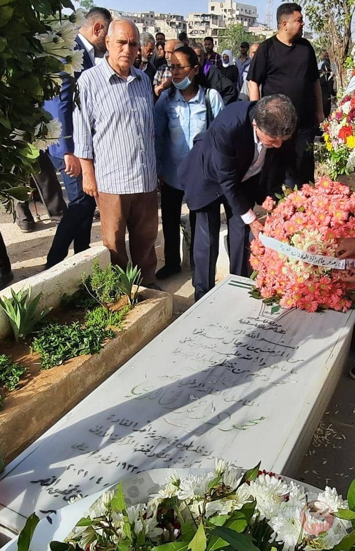  السفير عبد الهادي يزور مقبرة الشهداء في مخيم اليرموك