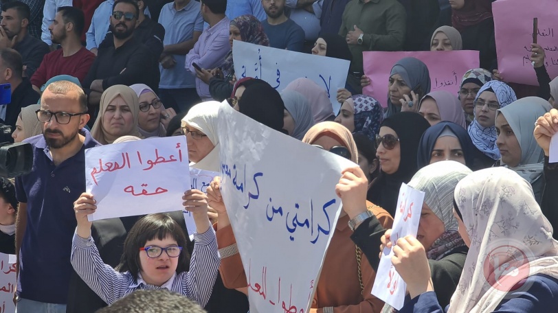 خلال اعتصام بالخليل.. العشرات من الأهالي والمعلمين يطالبون بانصاف المعلم