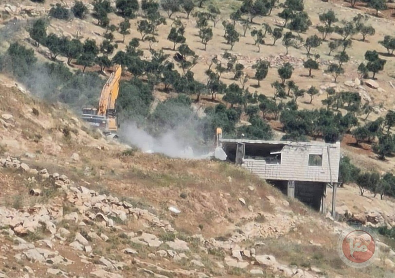 قوات الاحتلال تهدم منزلا في قرية دار صلاح شرق بيت لحم