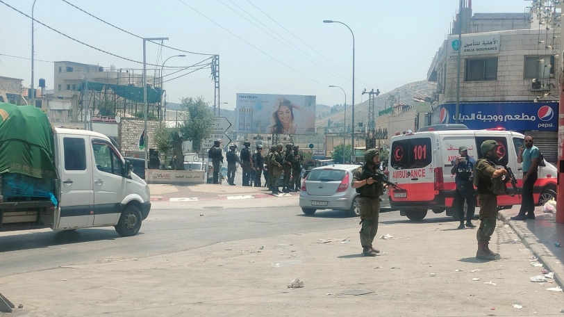 مستوطن يزيل علم فلسطين- الاحتلال يقمع الشبان بعد رفع العلم من جديد ببلدة حوارة