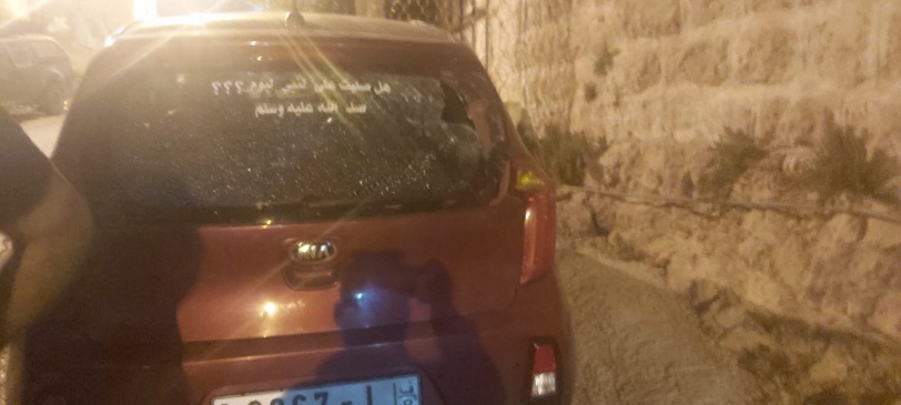 صور- اصابات وتحطيم زجاج 10 سيارات في هجوم للمستوطنين على منازل مواطنين في الخليل