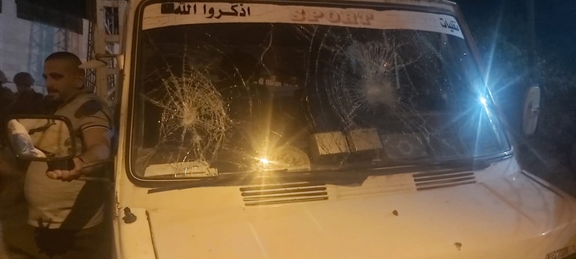 صور- اصابات وتحطيم زجاج 10 سيارات في هجوم للمستوطنين على منازل مواطنين في الخليل
