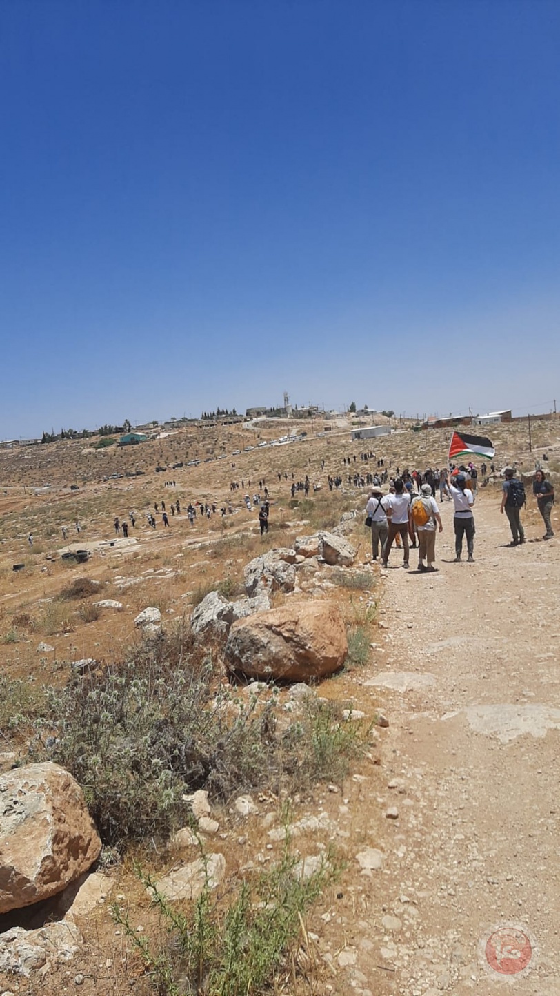 مستوطنون بحماية جنود الاحتلال يعتدون على الصحفيين جنوب الخليل