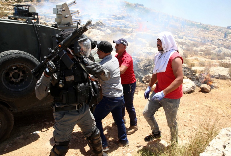 صور- اصابة شاب بجروح خطيرة وعراك بالايدي مع جنود الاحتلال غرب الخليل