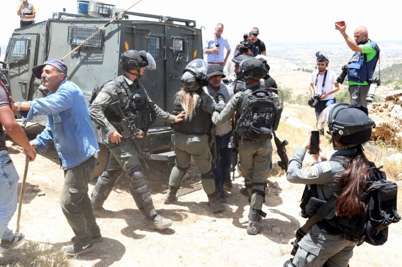 صور- اصابة شاب بجروح خطيرة وعراك بالايدي مع جنود الاحتلال غرب الخليل