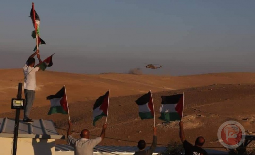 صور- مواطنون يواجهون طائرات الاحتلال برفع العلم الفلسطيني