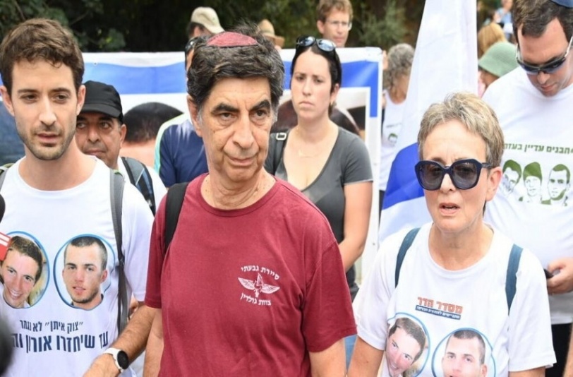 Altın ailesi yakalanan İsrail askerlerinin iadesini talep etmek için yürüyüşe geçti