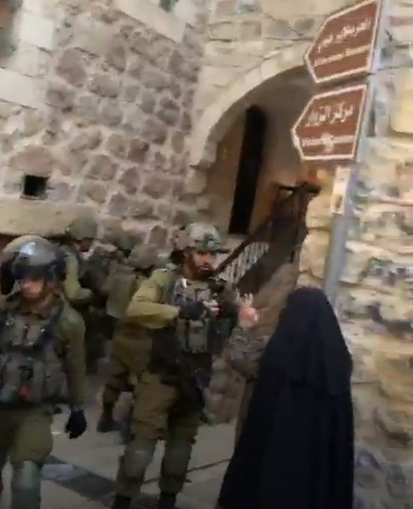 الخليل.. جنود الاحتلال يعتقلون شابين ويعتدون على آخرين