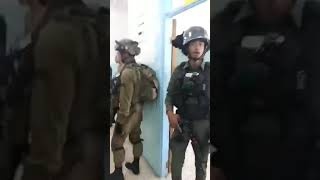 شاهد- قوات الاحتلال تقتحم مدرسة بالخليل وتعتدي على المعلمين