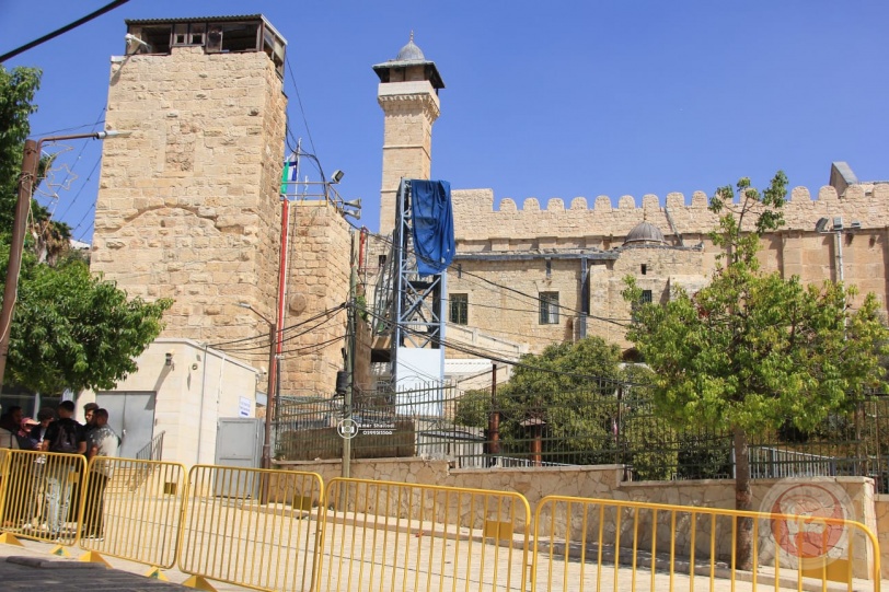 تمهيدا لاقتحامه- الاحتلال يمنع المصلين من الوصول للمسجد الإبراهيمي
