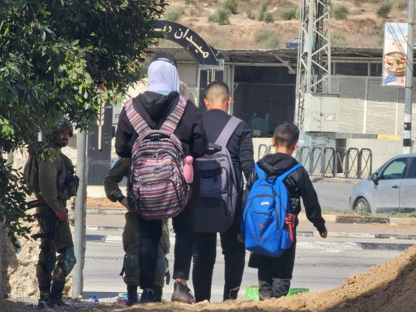 طلاب يتوجهون إلى مدارسهم في ظل حصار نابلس (تصوير عاصف نوفل)