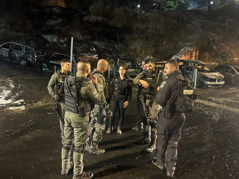 شرطة الاحتلال تعتقل شابا بدعوى حرق سيارات للمستوطنين