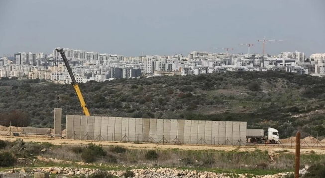 إسرائيل تبني جدارا اسمنتيا جديدا شمال الضفة