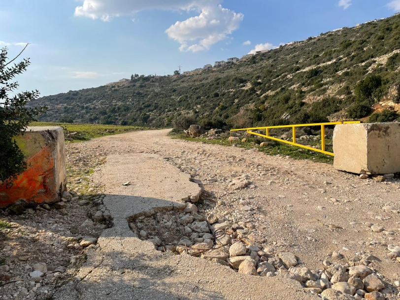 الاحتلال ينصب بوابة حديدية على مدخل وادي قانا