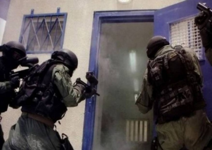 Israeli repressive forces storm Section 22 of the Negev Prison