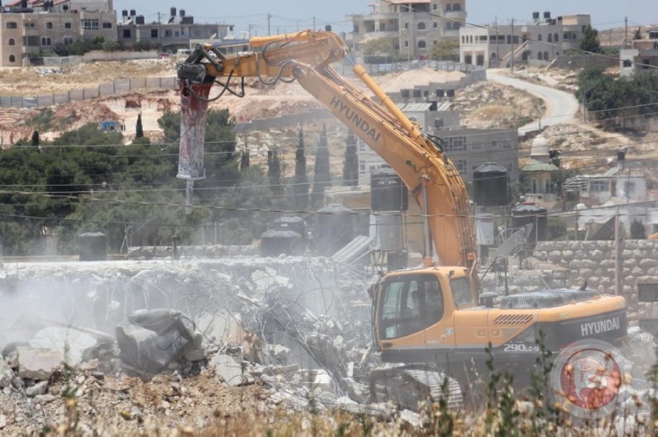 The occupation demolishes a barracks and a commercial facility in Jerusalem