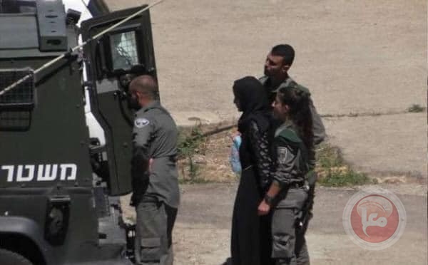 The occupation arrests a woman near the Ibrahimi Mosque in Hebron (video)