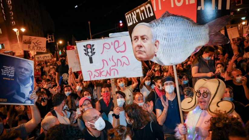 The demonstration of 100,000 dissidents begins with a protest in front of Netanyahu's house