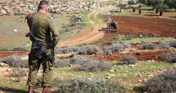 With the aim of expanding a street for settlers, the occupation seizes lands in Wadi Sa`ir