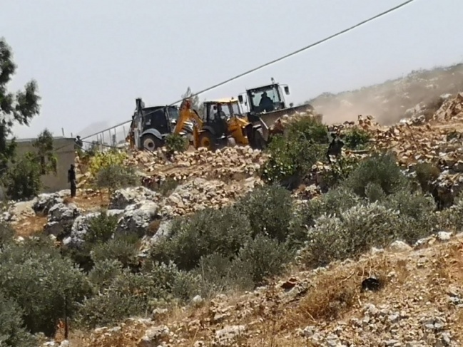 Settlers leveling lands south of Nablus