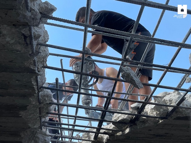 The occupation forces a Jerusalemite to demolish his house in Jabal Mukaber in Jerusalem