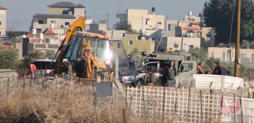 The occupation seizes a bulldozer south of Qalqilya