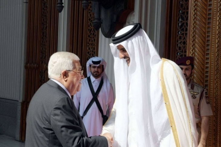 الرئيس عباس يصل الدوحة بدعوة من أمير قطر 