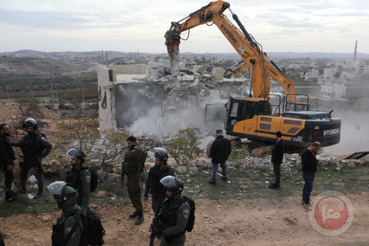 In preparation for its demolition - Israeli municipality bulldozers storm Issawiya and surround a house