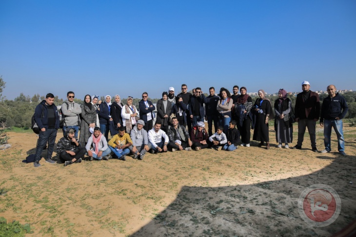 نشطاء يشاركون في مسار التنزه التوعوي الأول في وادي غزة