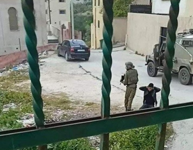 The occupation arrests two children and injures dozens of suffocation in Ya'abad