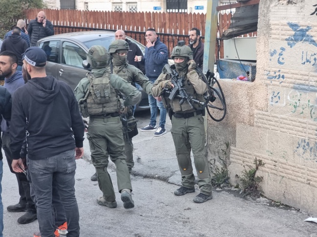 بينهم سيدة ونجلها- اعتقالات واقتحام في القدس