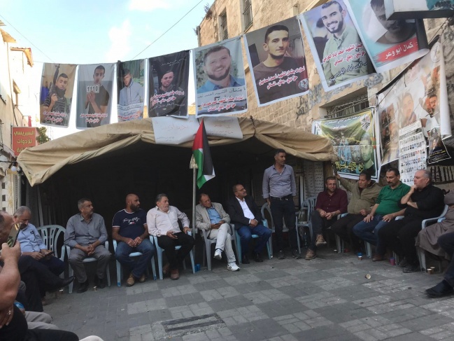 Nablus: Solidarity stand with the families of the martyrs whose bodies are being held