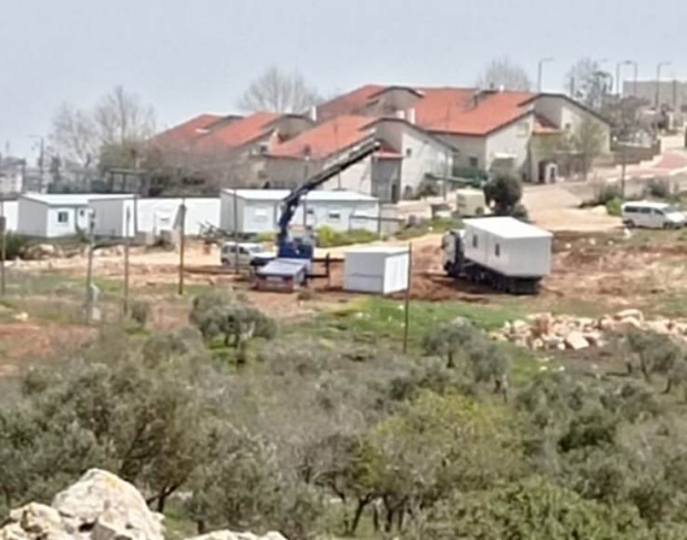 Settlers erect “caravans”  On the lands of Qusra, south of Nablus