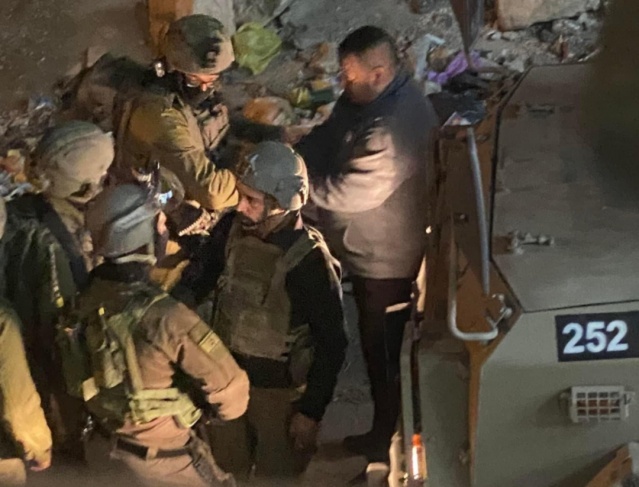 The occupation raids homes in Hebron and arrests citizens
