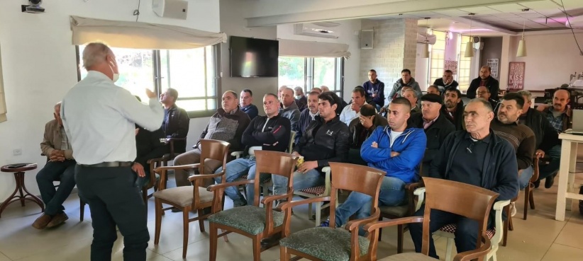 Israel: Holding a study day for dozens of Palestinian farmers