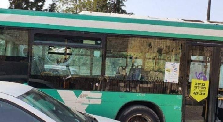 5 settlers injured as Palestinians confront a bus that stormed Al-Aqsa