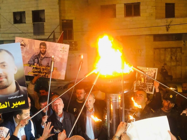 The torch of freedom is lit for the prisoners in the city of Jenin in appreciation of their great sacrifices