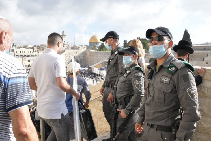 The occupation hands over Jerusalemites a decision to remove them from “Al-Aqsa”