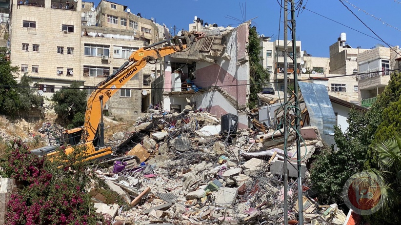 Jerusalem - The occupation forces demolish a house in the town of Al-Isawiya