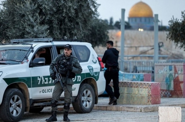 Occupation police arrest 4 Palestinian boys east of Jerusalem