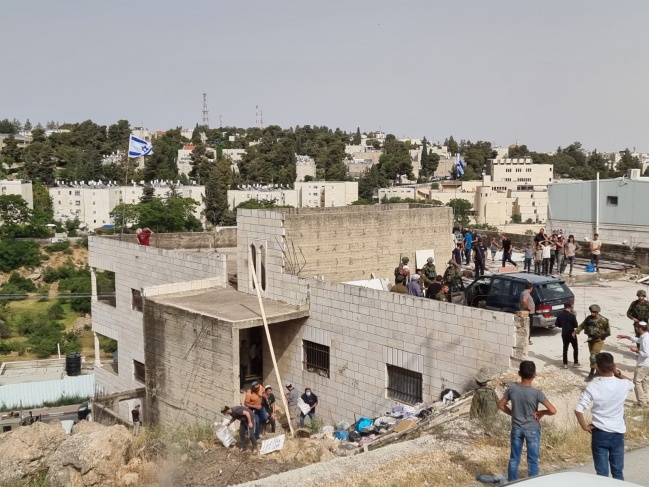 Settlers seize a building in Hebron