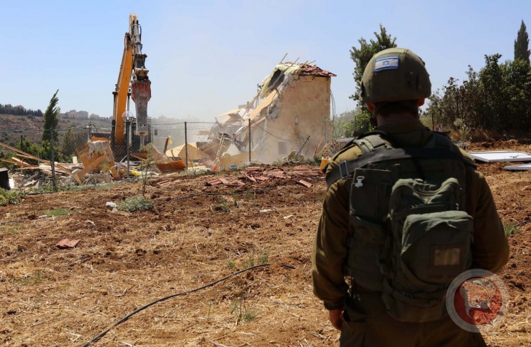 The occupation notifies to stop work in 3 houses in the village of Al-Tuwana, south of Hebron