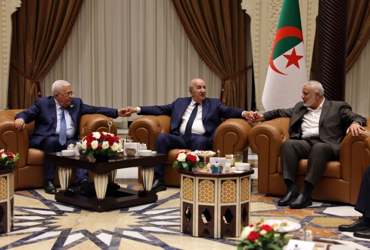 الرئيس محمود عباس واسماعيل هنية يجتمعان مع الرئيس الجزائري