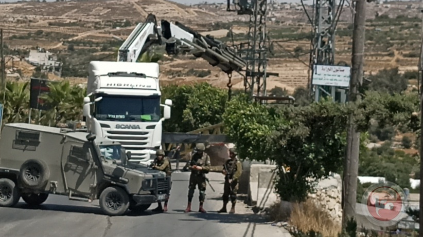 قوات الاحتلال تنقل البوابة الحديدية على مدخل بيت أمر